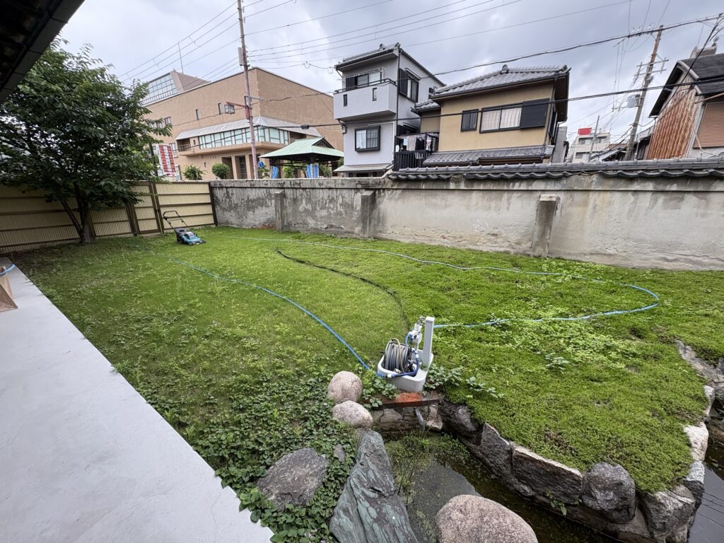 尼崎市のお寺さんで植木屋による芝刈り作業の様子