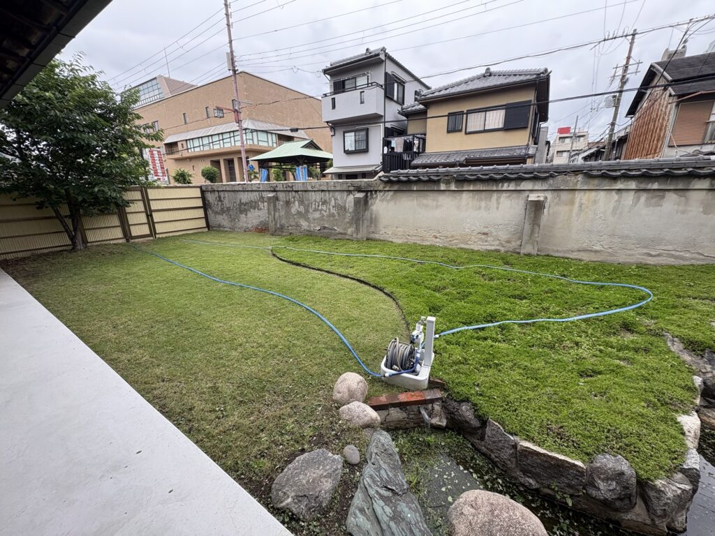 尼崎市のお寺さんで植木屋による芝刈り作業の様子
