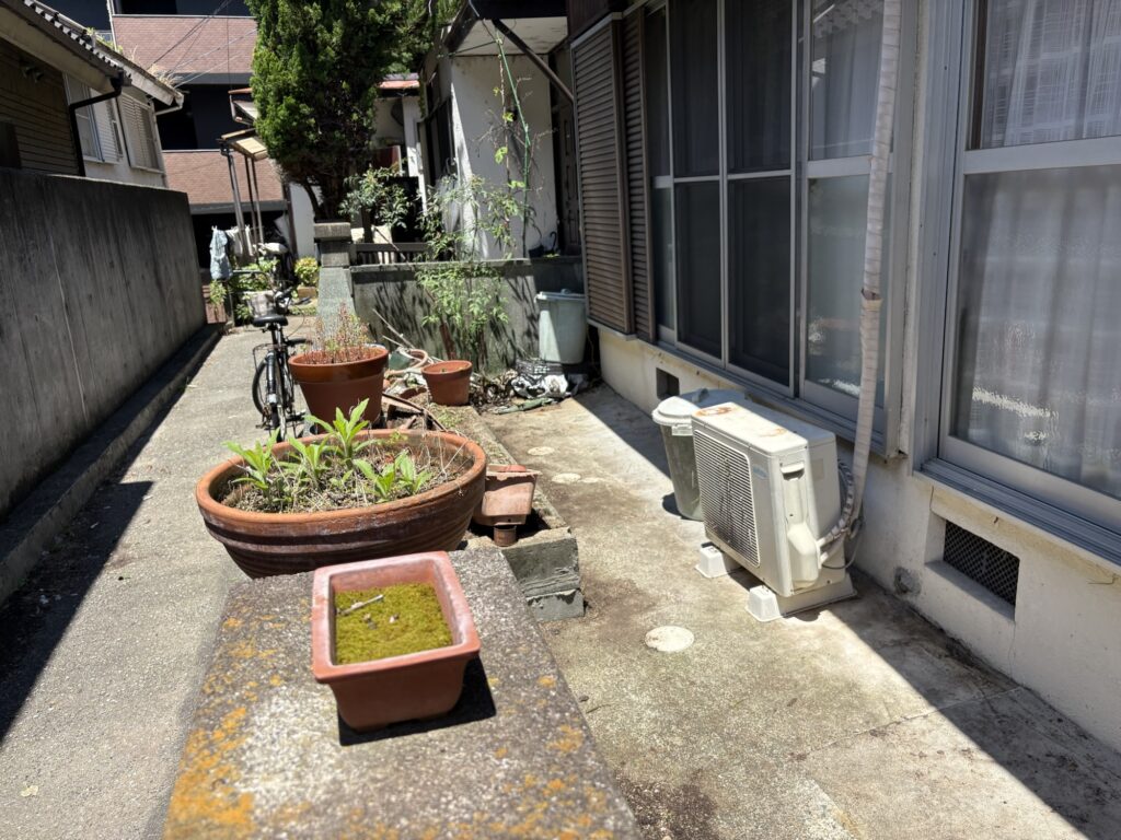 宝塚市で植木屋によるツル・ツタ・草刈りの除草作業後の綺麗になった様子