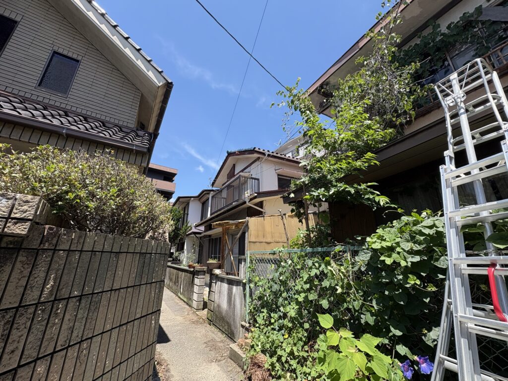 宝塚市で植木屋によるクズ・アサガオ草刈りの除草作業後の綺麗になった様子