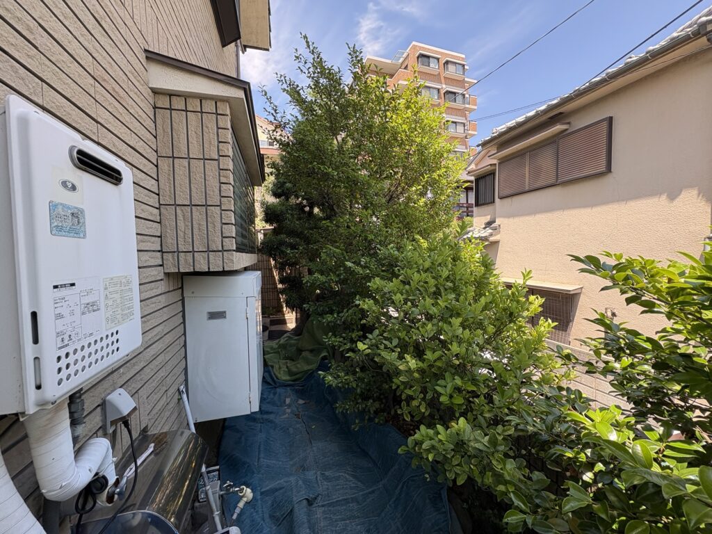宝塚市で植木屋による庭木の剪定前の様子