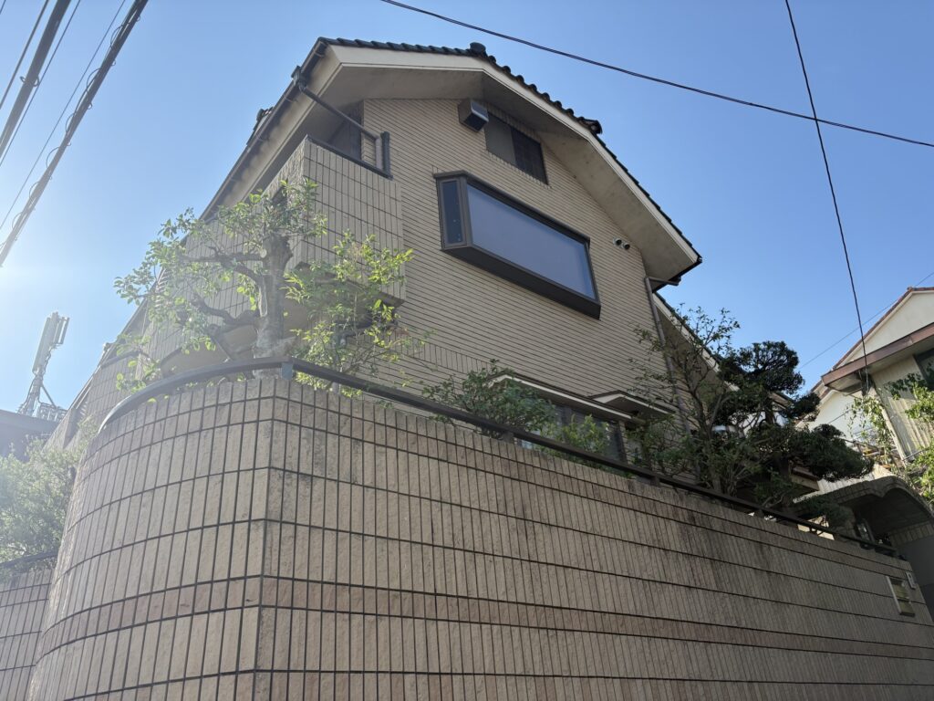 宝塚市で植木屋によるクロガネモチ・サザンカ等庭木の剪定後の綺麗になった様子