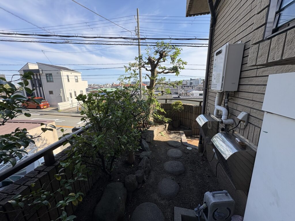 宝塚市で植木屋によるクロガネモチ・サザンカ等庭木の剪定後のスッキリした様子