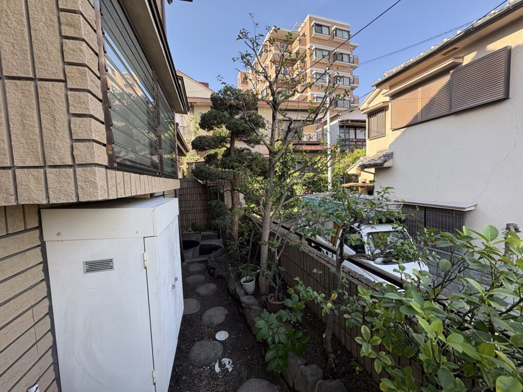 宝塚市で植木屋によるマキ・サザンカ等庭木の剪定後の綺麗になった様子