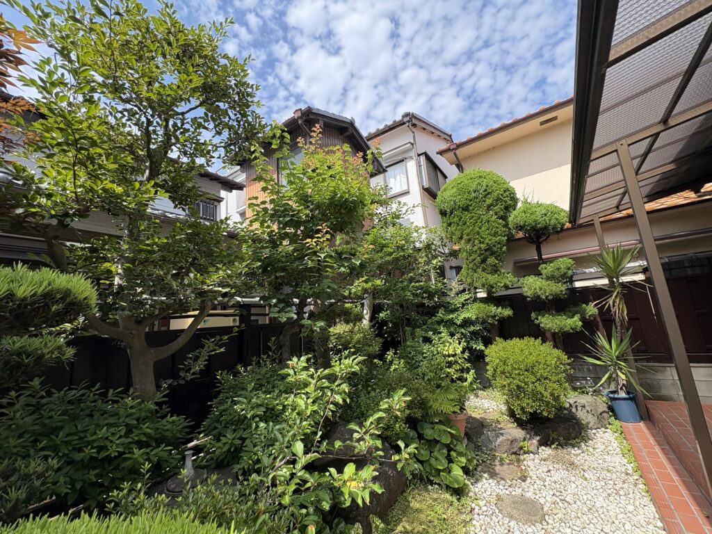 高槻市で植木屋による庭木の剪定作業前の様子