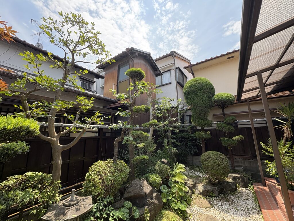 高槻市で植木屋による庭木の剪定作業後の綺麗になった様子