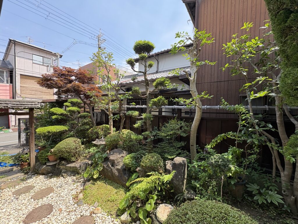 高槻市で植木屋によるサザンカ等庭木の剪定作業後の綺麗になった様子