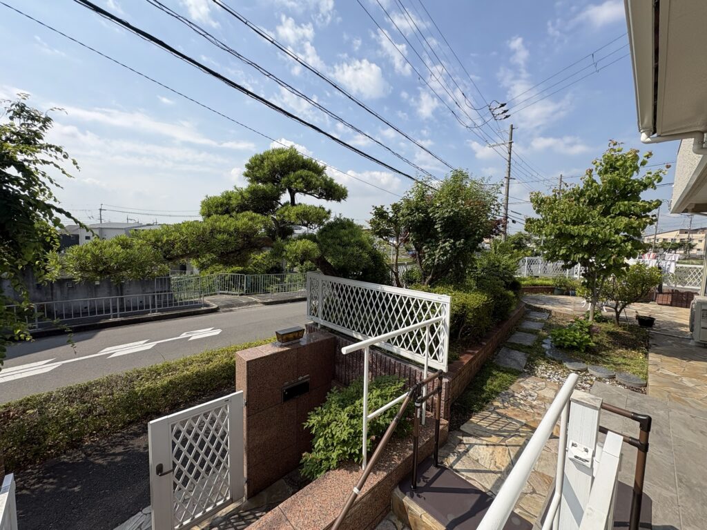 高槻市で植木屋によるマキ等庭木の剪定作業前の様子