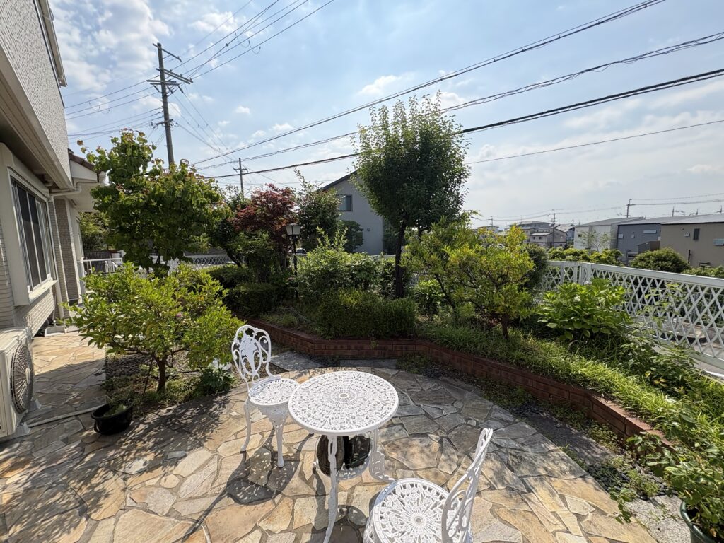 高槻市で植木屋による梅・マキ等庭木の剪定作業前の様子