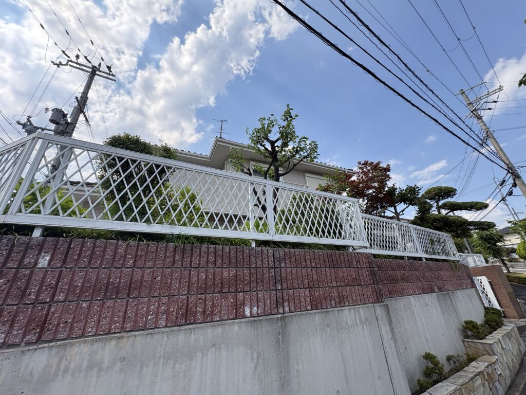 高槻市で植木屋による梅等庭木の剪定作業後の綺麗になった様子
