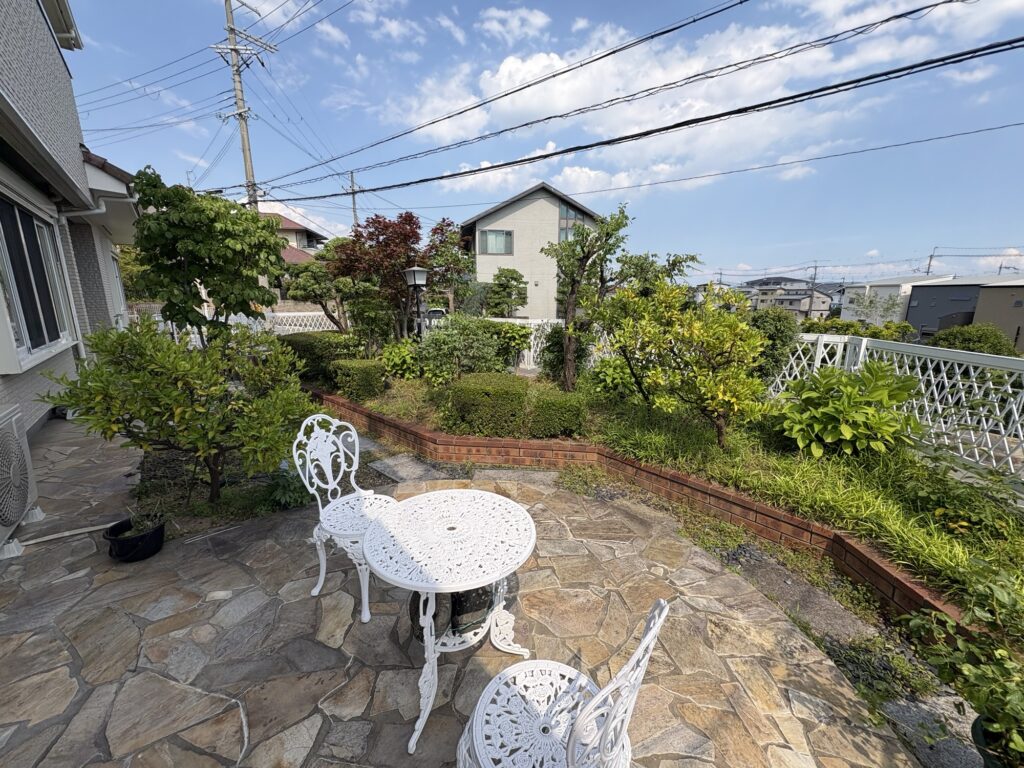 高槻市で植木屋による梅・マキ等庭木の剪定作業後の綺麗になった様子