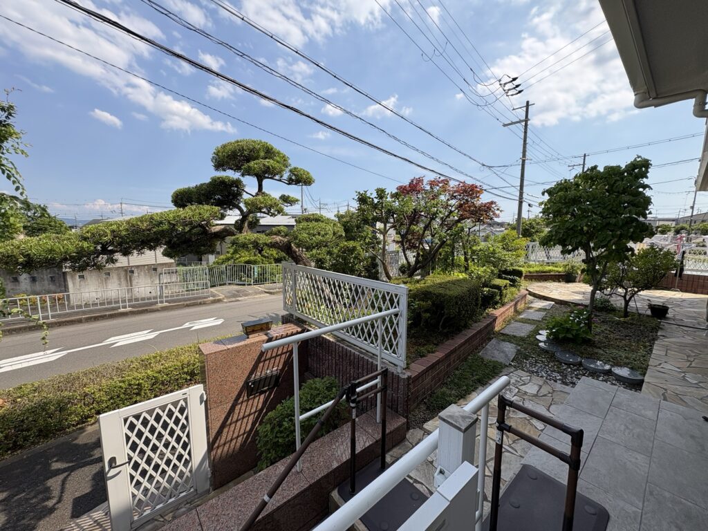 高槻市で植木屋による梅・マキ等庭木の剪定作業後の綺麗になった様子