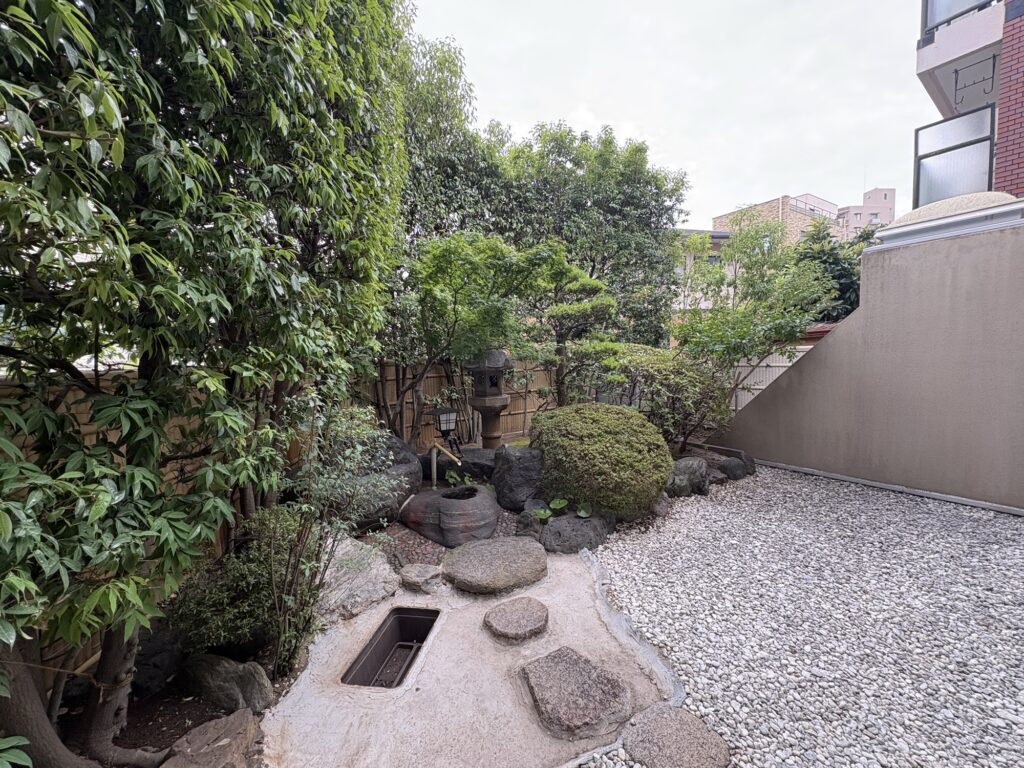西宮市で植木屋によるカシノキ生垣・ツツジ・さつきの剪定作業後の綺麗になった様子