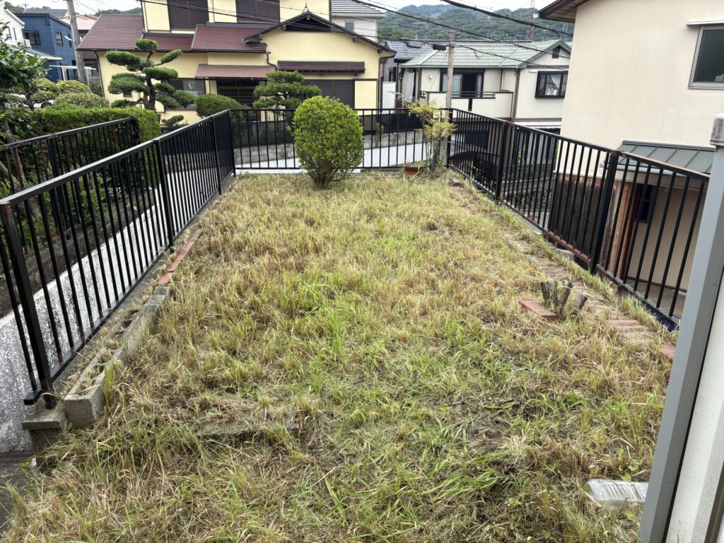 高槻市で植木屋による草刈り作業後の綺麗になった様子