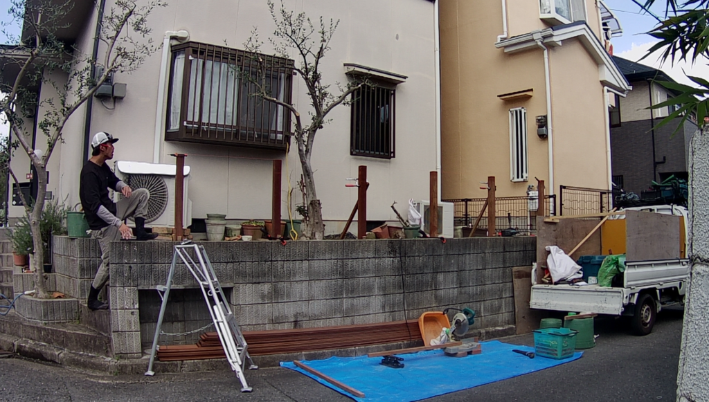 高槻市で植木屋によるウリンのフェンス施工作業中の様子