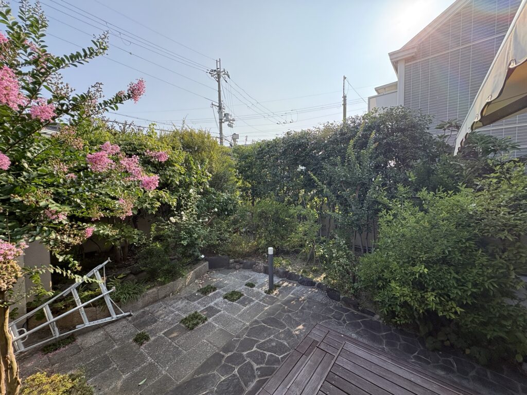 西宮市で植木屋による庭木の剪定作業後の綺麗になった様子