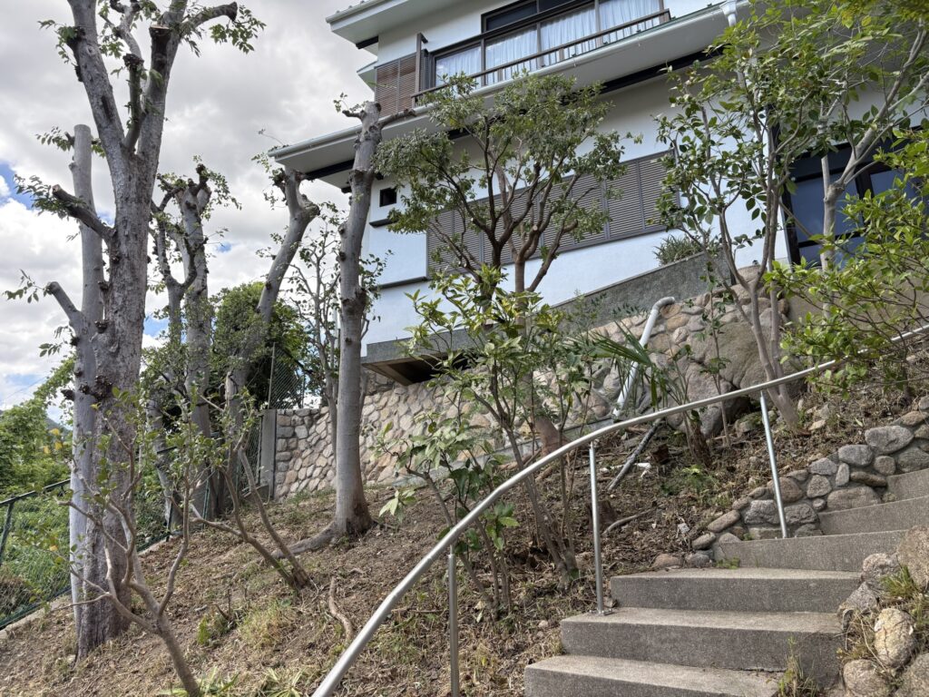 西宮市で植木屋による庭木の剪定作業後の綺麗になった様子